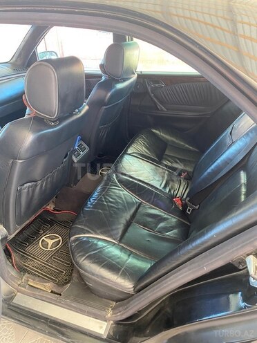 Mercedes E 240 2001, 322,671 km - 2.4 l - Qazax