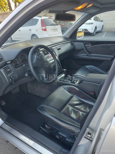 Mercedes E 240 2000, 293,647 km - 2.4 l - Göyçay