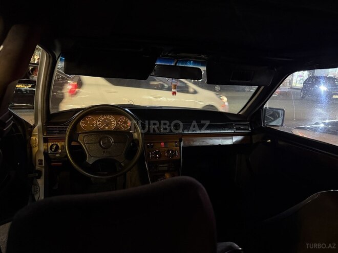 Mercedes E 200 1993, 71,000 km - 2.0 l - Bakı