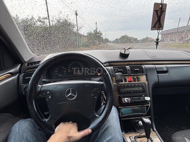 Mercedes E 220 2001, 500,000 km - 2.2 l - Qazax