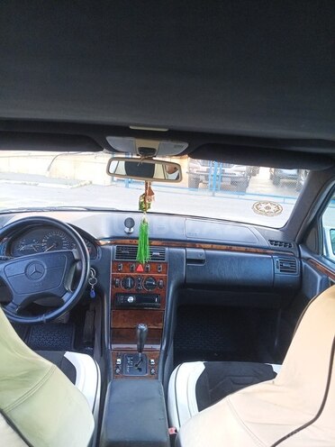 Mercedes E 240 1997, 62,550 km - 2.4 l - Bakı