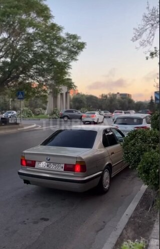 BMW 520 1989, 300,000 km - 2.0 l - Sumqayıt