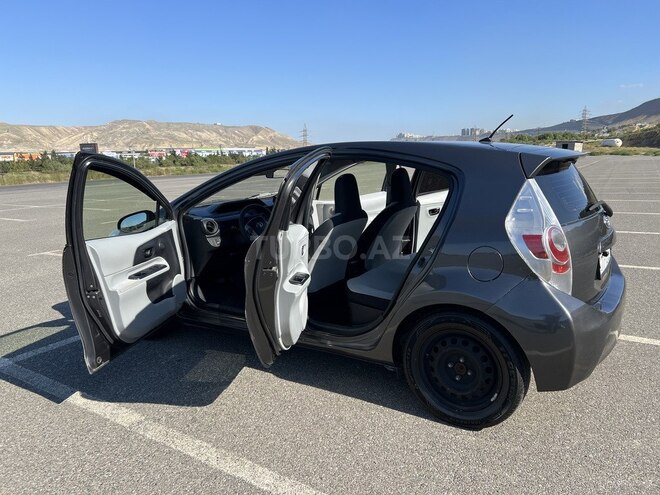 Toyota Prius C 2013, 403,799 km - 1.5 l - Bakı