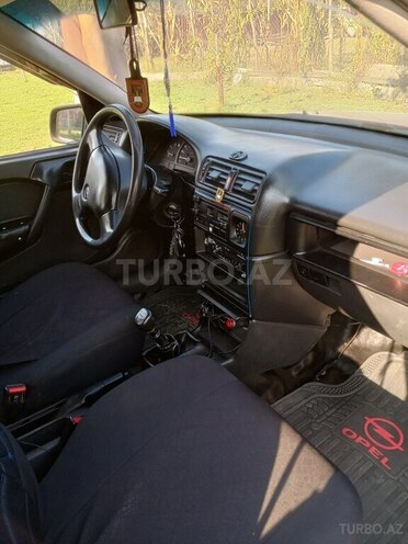 Opel Vectra 1991, 13,000 km - 2.0 л - Qax