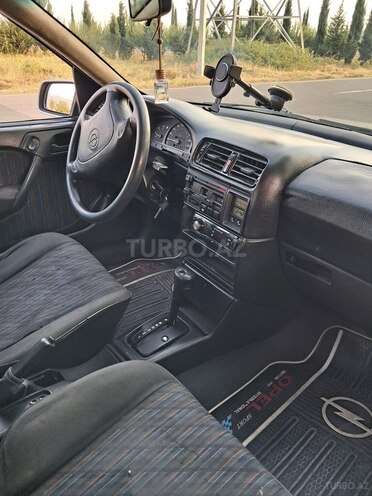 Opel Vectra 1994, 200,000 km - 1.8 l - Qax