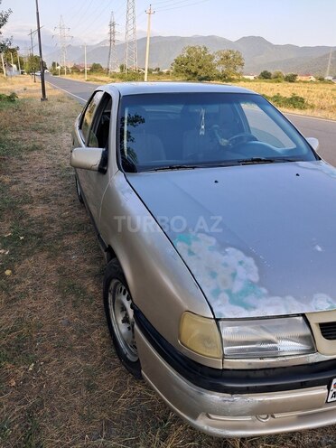 Opel Vectra 1994, 200,000 km - 1.8 l - Qax