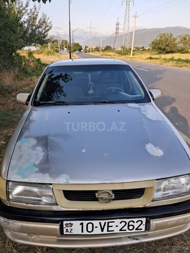 Opel Vectra 1994, 200,000 km - 1.8 l - Qax