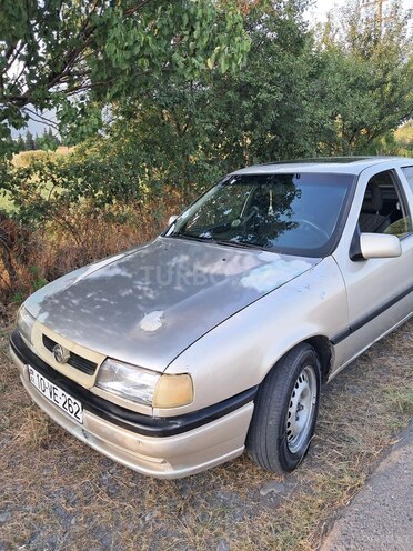 Opel Vectra 1994, 200,000 km - 1.8 l - Qax