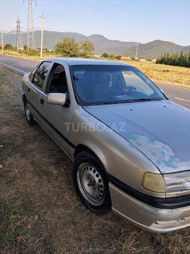 Opel Vectra 1994, 200,000 km - 1.8 l - Qax
