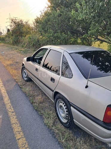 Opel Vectra 1994, 200,000 km - 1.8 l - Qax
