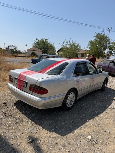 Mercedes E 220 2000, 300,000 km - 2.2 l - Beyləqan