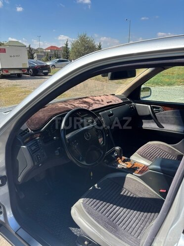 Mercedes E 240 2001, 306,000 km - 2.4 l - Sumqayıt
