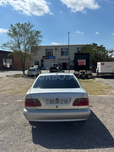 Mercedes E 240 2001, 306,000 km - 2.4 l - Sumqayıt