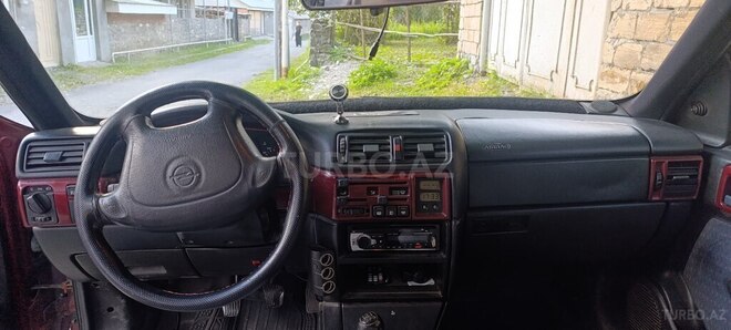 Opel Vectra 1995, 150,000 km - 1.8 l - Qax
