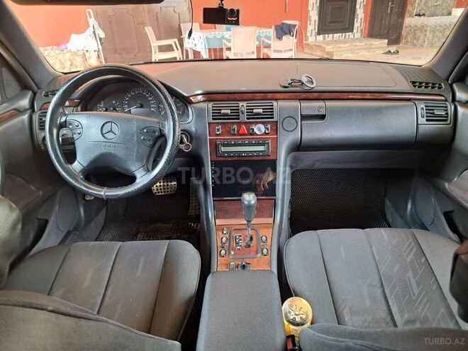 Mercedes E 220 2000, 398,563 km - 2.2 l - Beyləqan