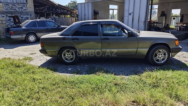 Mercedes 190 1991, 434,000 km - 1.8 л - Qax