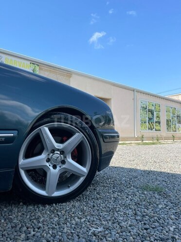Mercedes E 320 1999, 432,000 km - 3.2 l - Salyan