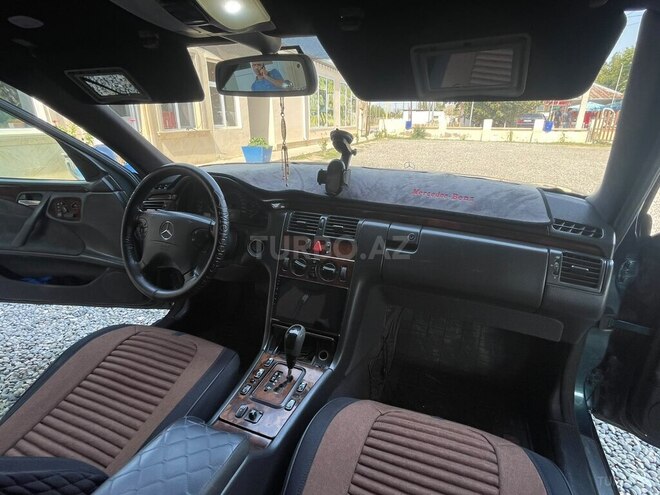 Mercedes E 320 1999, 432,000 km - 3.2 l - Salyan