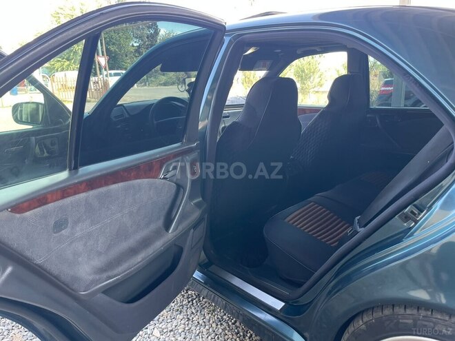 Mercedes E 320 1999, 432,000 km - 3.2 l - Salyan