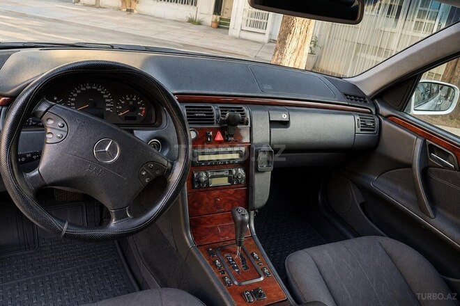 Mercedes E 240 2001, 280,000 km - 2.4 l - Bakı
