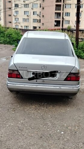 Mercedes 220 E 1995, 300,000 km - 2.2 l - Bakı