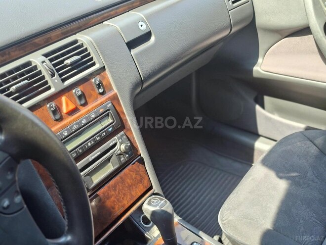 Mercedes E 240 2000, 406,221 km - 2.4 l - Astara