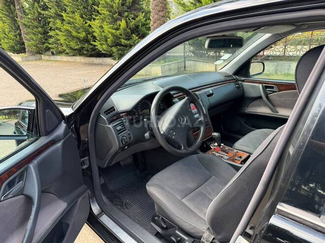 Mercedes E 240 2000, 406,221 km - 2.4 l - Astara