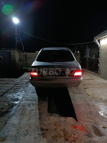 Mercedes E 200 1999, 530,000 km - 2.0 l - Salyan