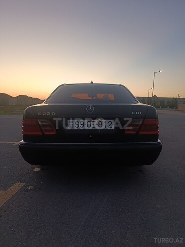 Mercedes E 200 1999, 323,830 km - 2.2 l - Bakı