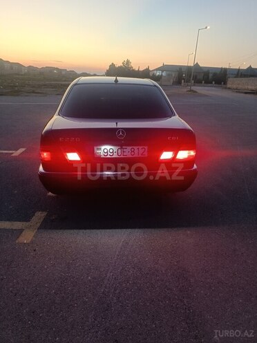Mercedes E 200 1999, 323,830 km - 2.2 l - Bakı