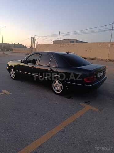 Mercedes E 200 1999, 323,830 km - 2.2 l - Bakı