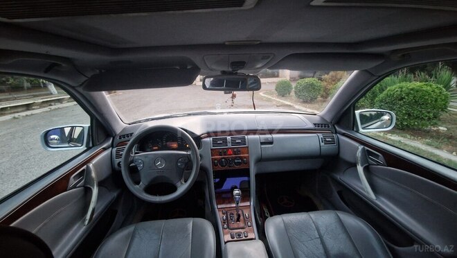 Mercedes E 240 1999, 400,000 km - 2.4 l - Füzuli