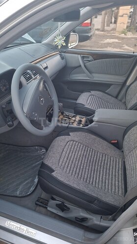 Mercedes E 240 1999, 300,000 km - 2.4 l - Salyan