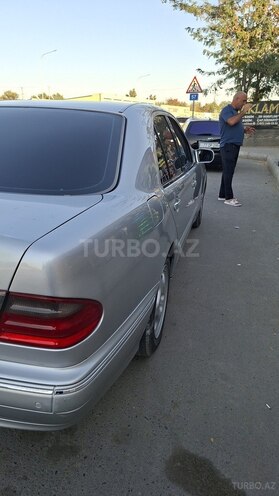 Mercedes E 240 1999, 300,000 km - 2.4 l - Salyan