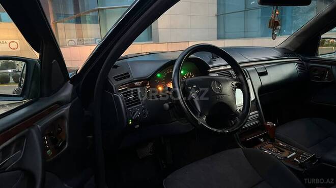 Mercedes E 240 2001, 285,000 km - 2.4 l - Sumqayıt