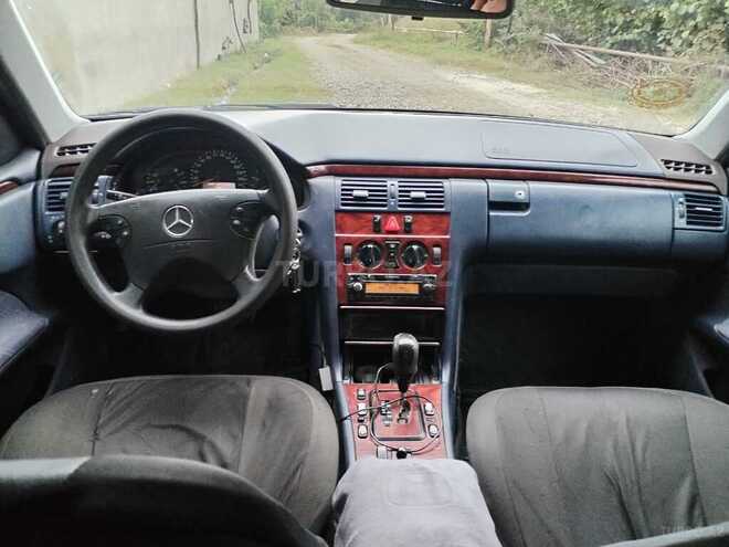 Mercedes E 220 2001, 569,738 km - 2.2 l - Qazax