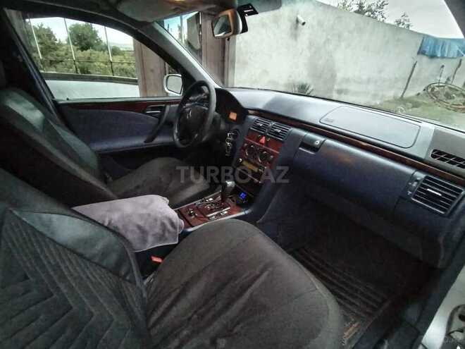 Mercedes E 220 2001, 569,738 km - 2.2 l - Qazax