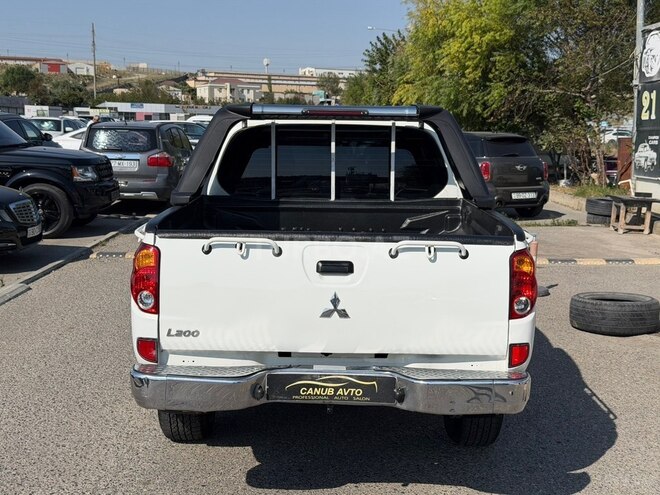 Mitsubishi L200 2015, 180,000 km - 2.5 l - Bakı