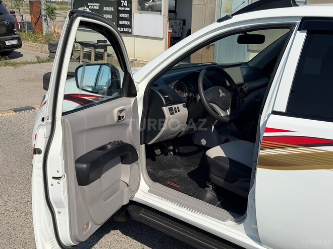 Mitsubishi L200 2015, 180,000 km - 2.5 l - Bakı
