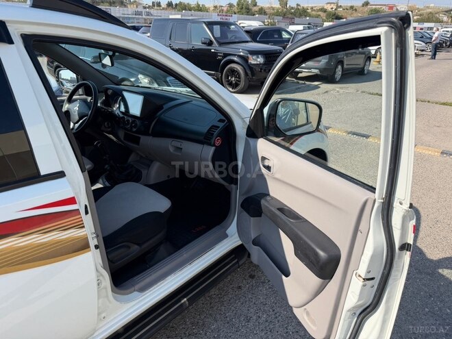 Mitsubishi L200 2015, 180,000 km - 2.5 l - Bakı