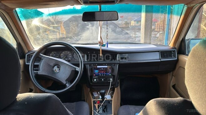 Mercedes 190 1989, 245,000 km - 2.5 l - Astara