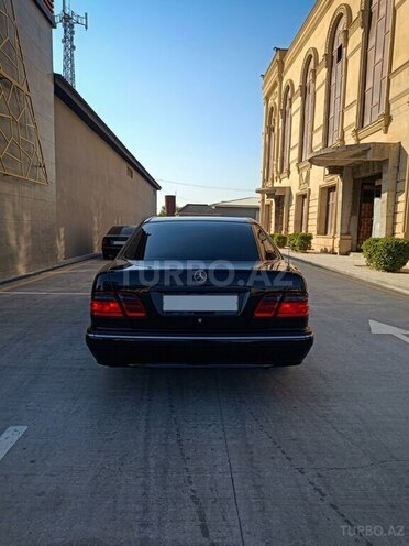 Mercedes E 220 1999, 413,481 km - 2.2 l - Salyan