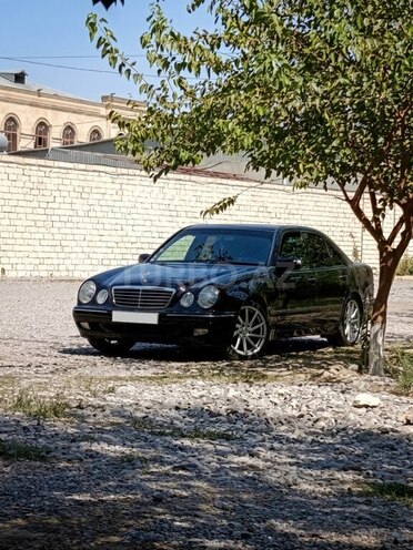 Mercedes E 220 1999, 413,481 km - 2.2 l - Salyan
