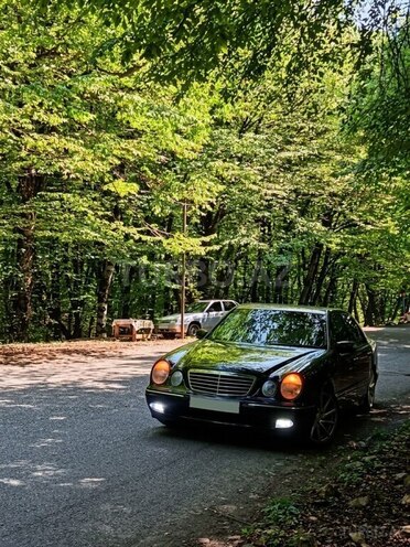 Mercedes E 220 1999, 413,481 km - 2.2 l - Salyan