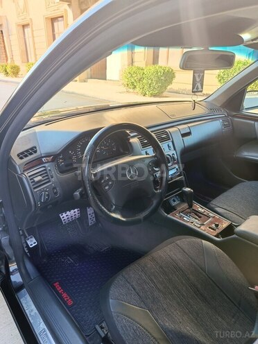 Mercedes E 220 1999, 413,481 km - 2.2 l - Salyan