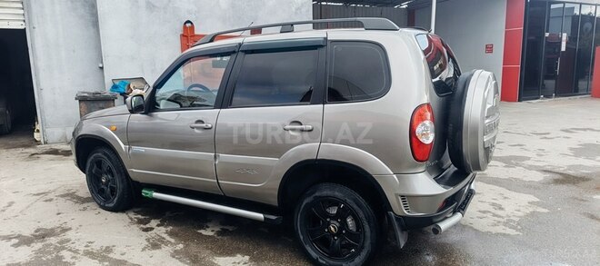 Chevrolet Niva 2009, 630,000 km - 1.7 l - Qusar