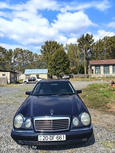 Mercedes E 240 1999, 327,000 km - 2.4 l - Qax