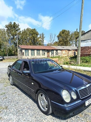 Mercedes E 240 1999, 327,000 km - 2.4 l - Qax