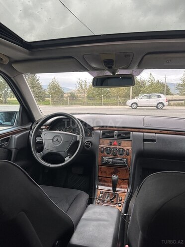 Mercedes E 240 1998, 317,000 km - 2.4 л - Şabran