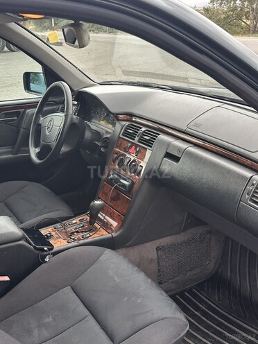 Mercedes E 240 1998, 317,000 km - 2.4 л - Şabran